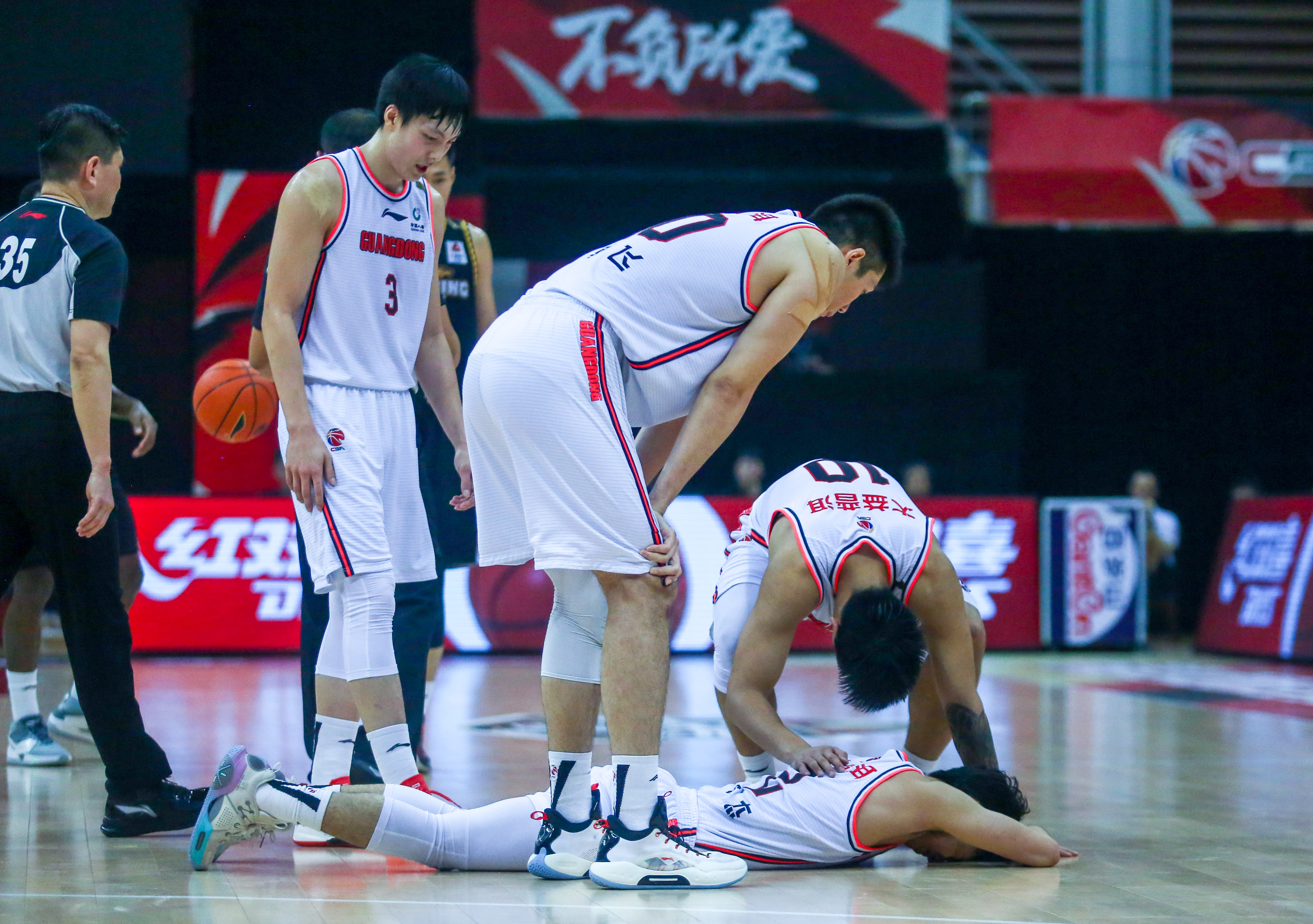 NG28-关键时刻斯图加特备战足总杯，篮板制胜细节曝光，压力陡增，团队化学反应显著的简单介绍